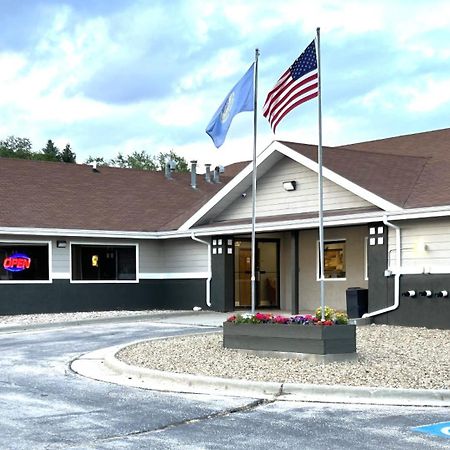 Super 8 By Wyndham Hot Springs Motel Buitenkant foto