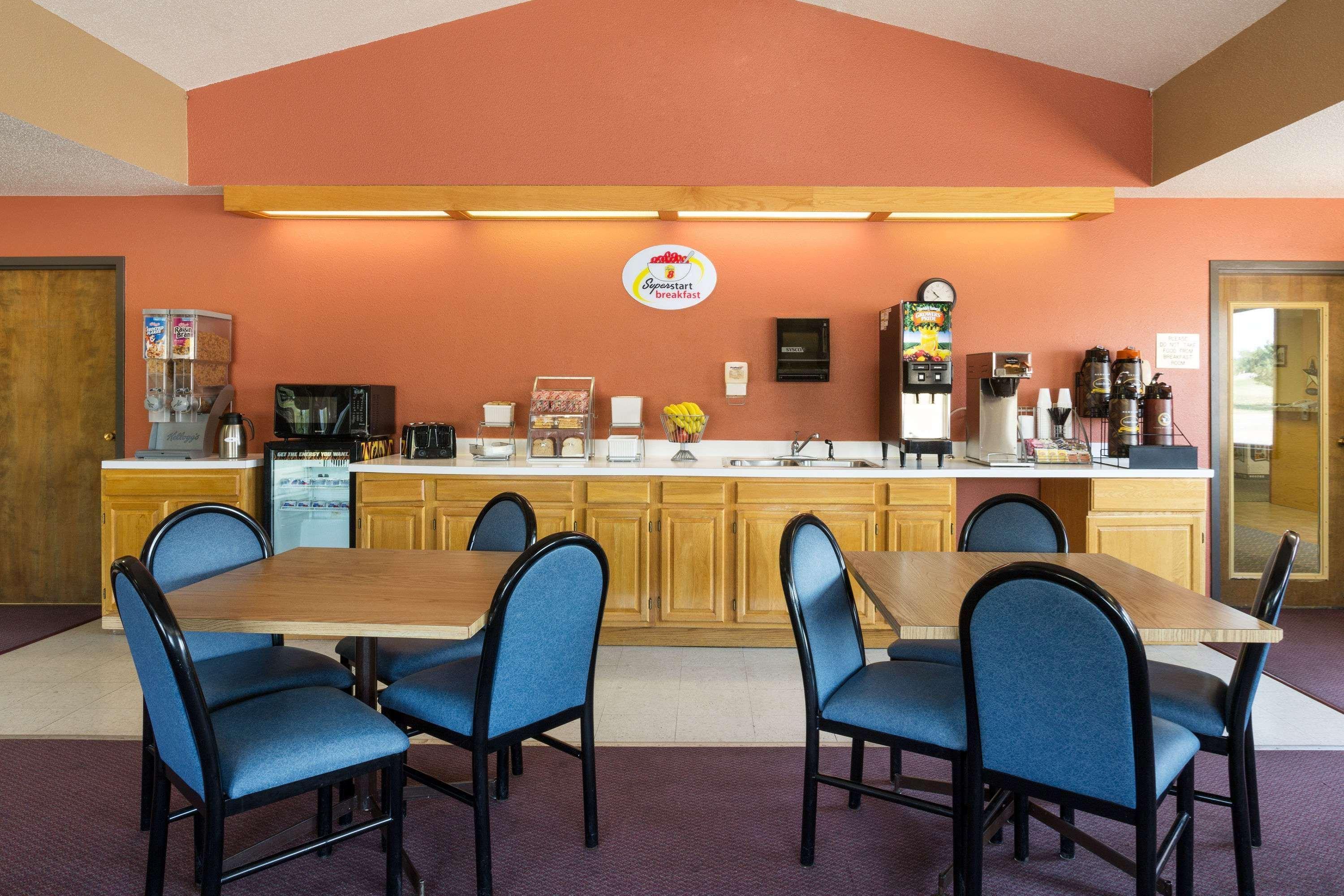 Super 8 By Wyndham Hot Springs Motel Buitenkant foto