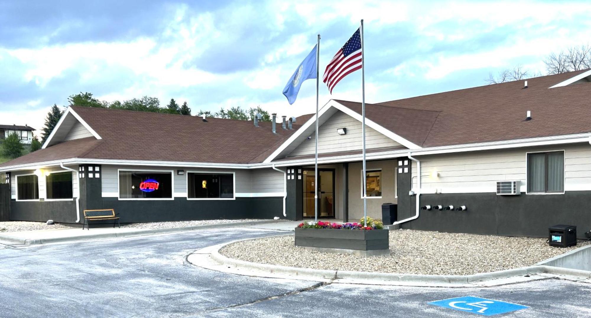 Super 8 By Wyndham Hot Springs Motel Buitenkant foto