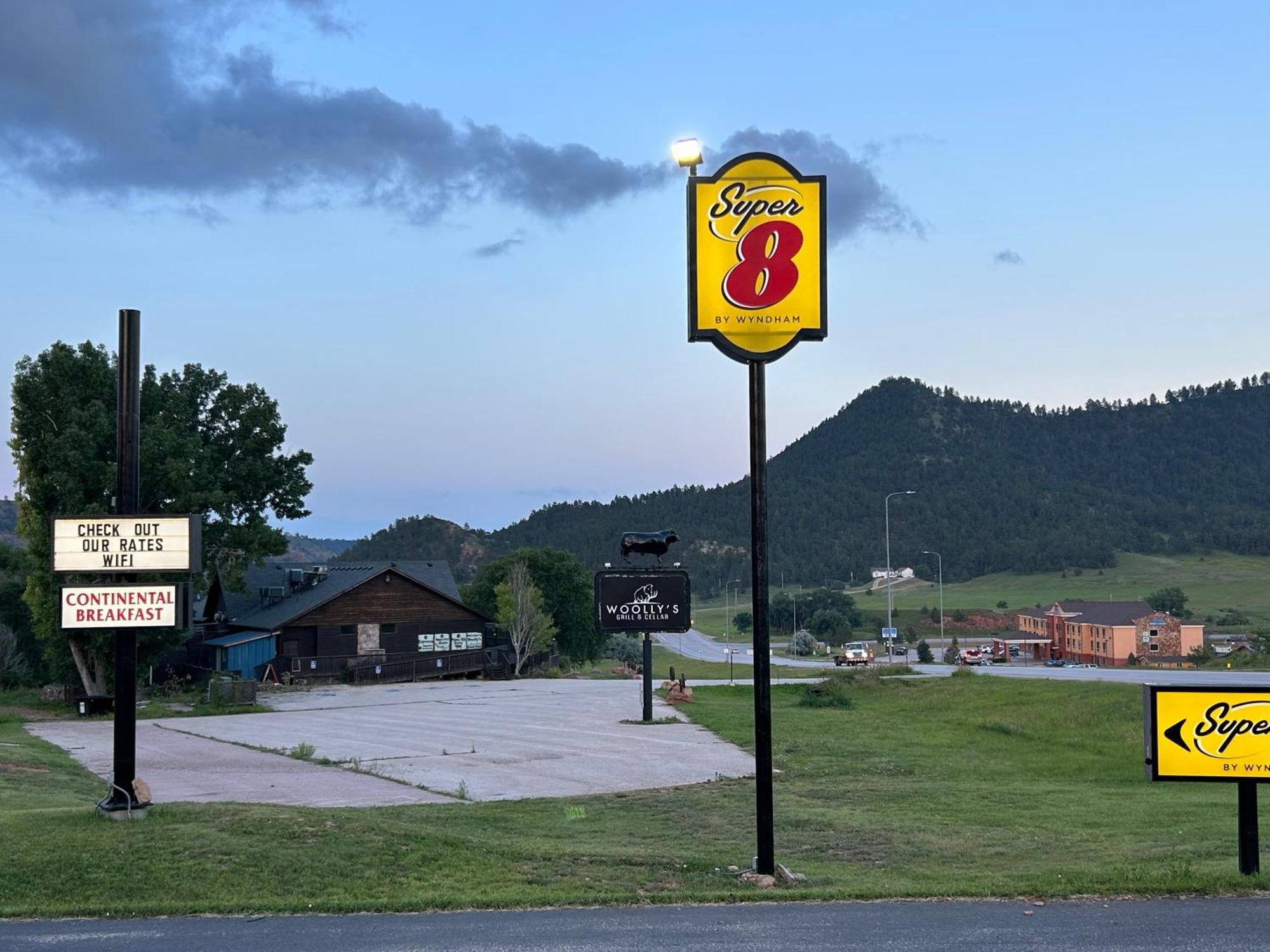 Super 8 By Wyndham Hot Springs Motel Buitenkant foto