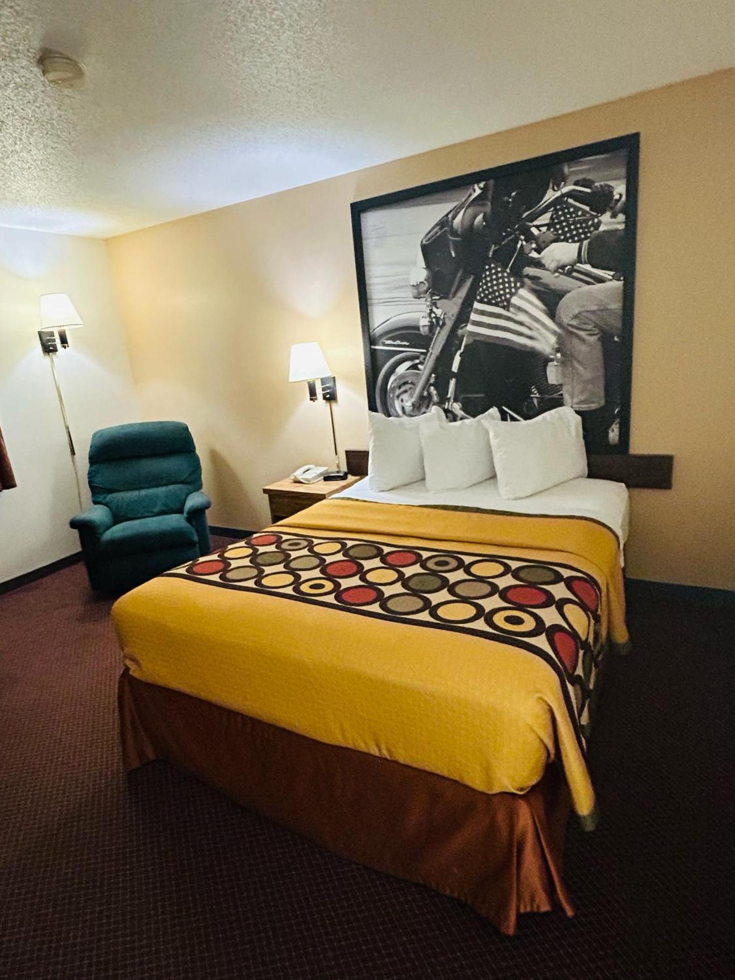Super 8 By Wyndham Hot Springs Motel Buitenkant foto